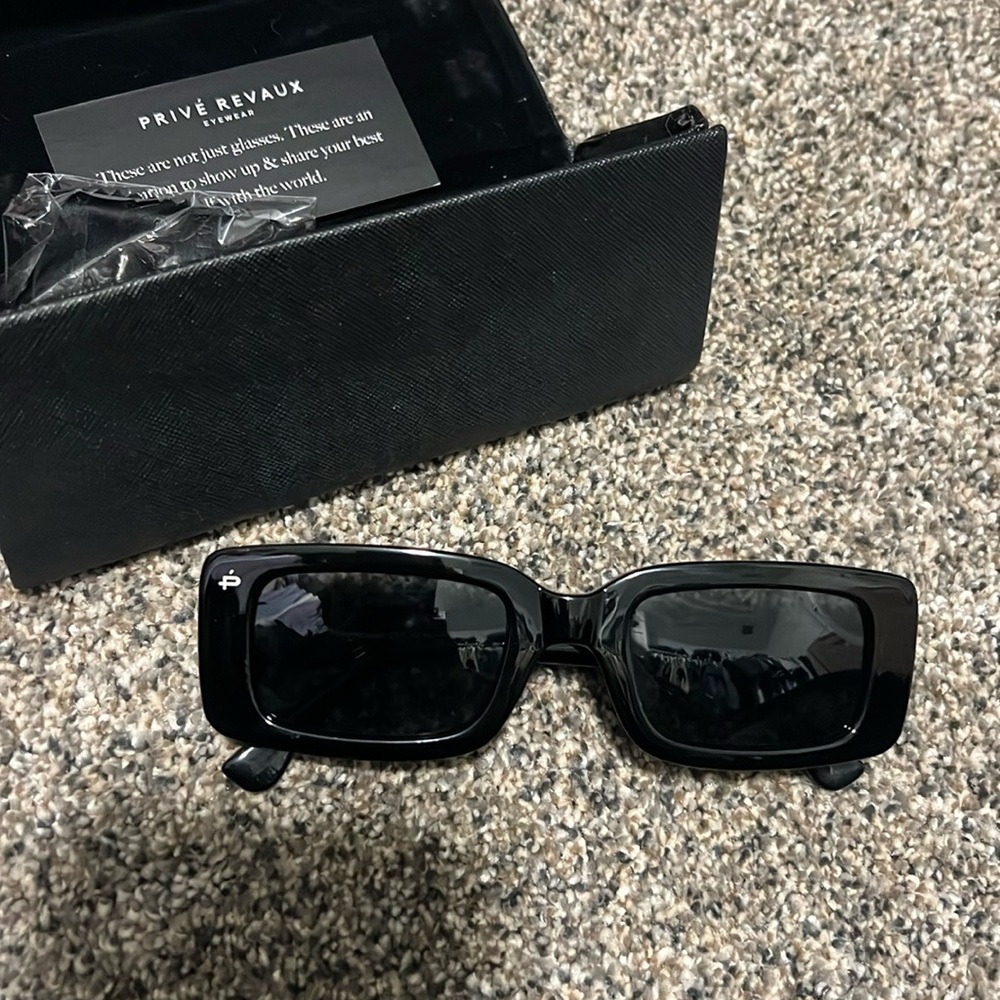 Bold Black Rectangular Sunglasses with Oversized Style